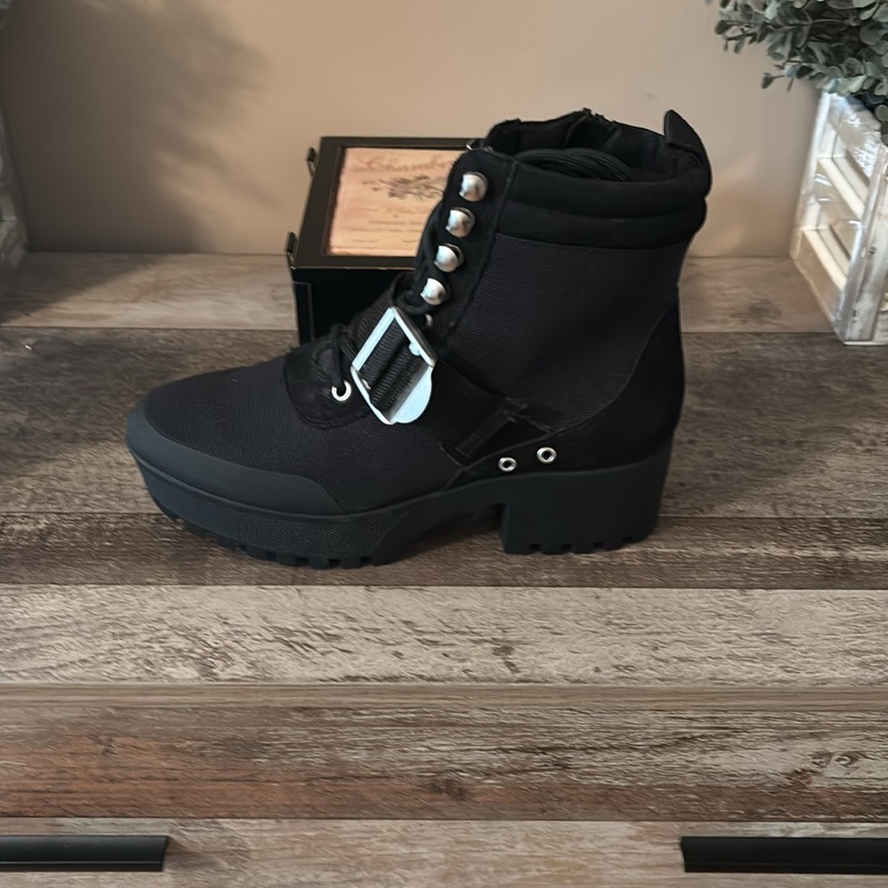 NWOT Steve Madden lace up motorcycle boots size 8
